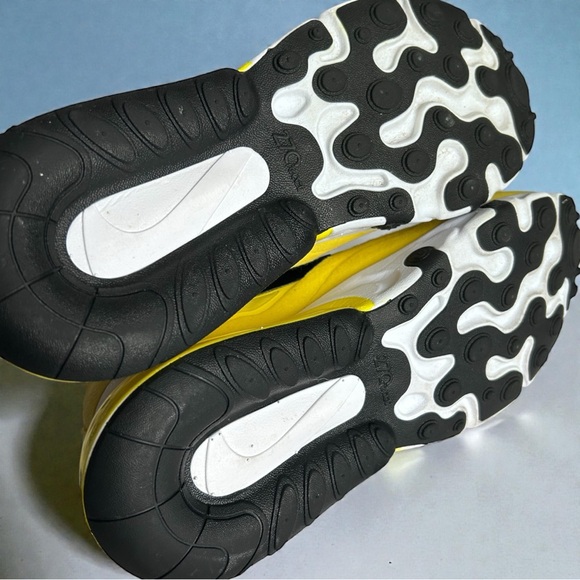 Nike Air Max 270 React in the "Opti Yellow" color-way. 🖤💛
Women’s Size 7 - Picture 10 of 11